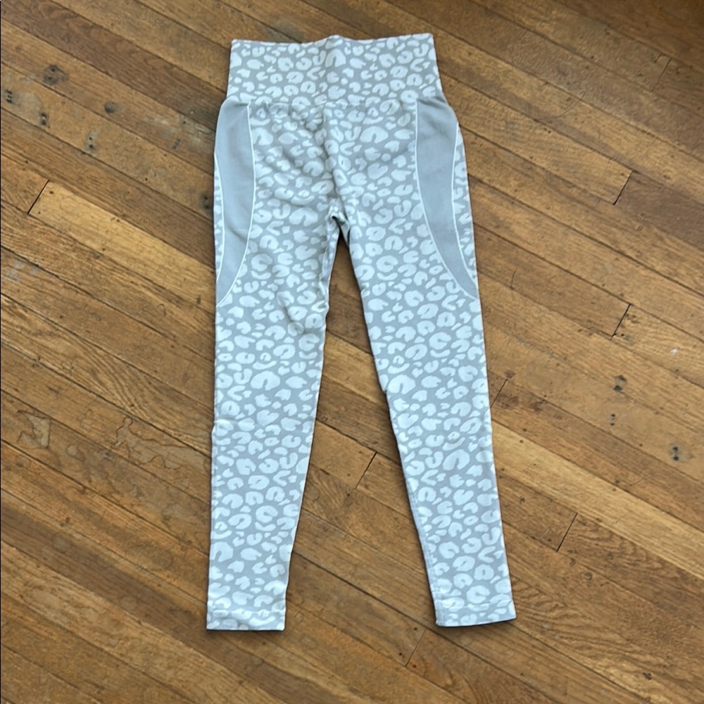 New Gray Leopard Print Leggings